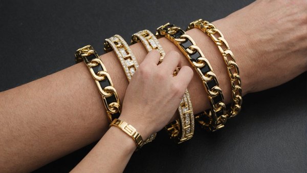Découvrez les bracelets saint laurent pour femme : luxe et style